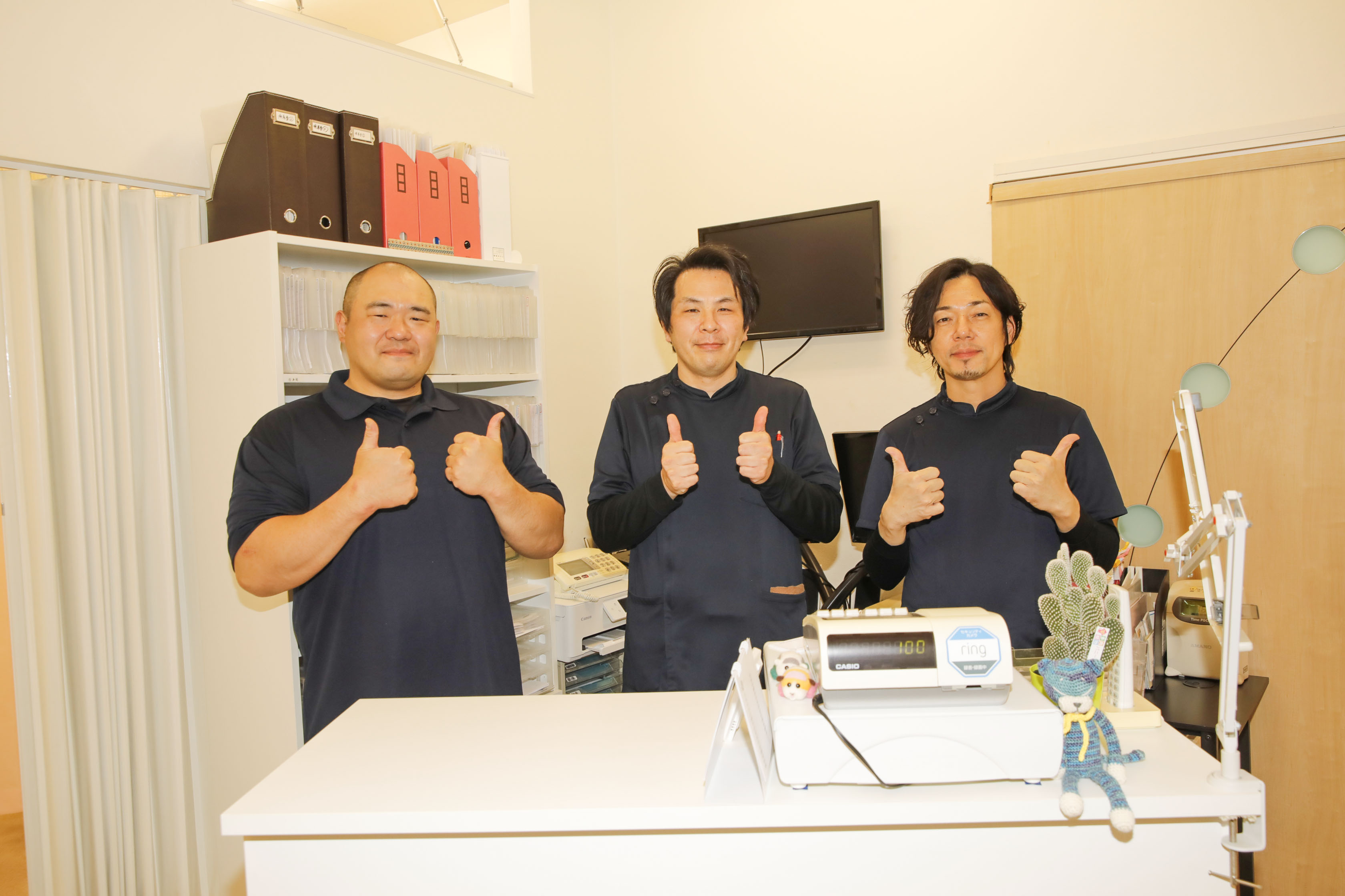 いいねのジャスチャーを作る三人組