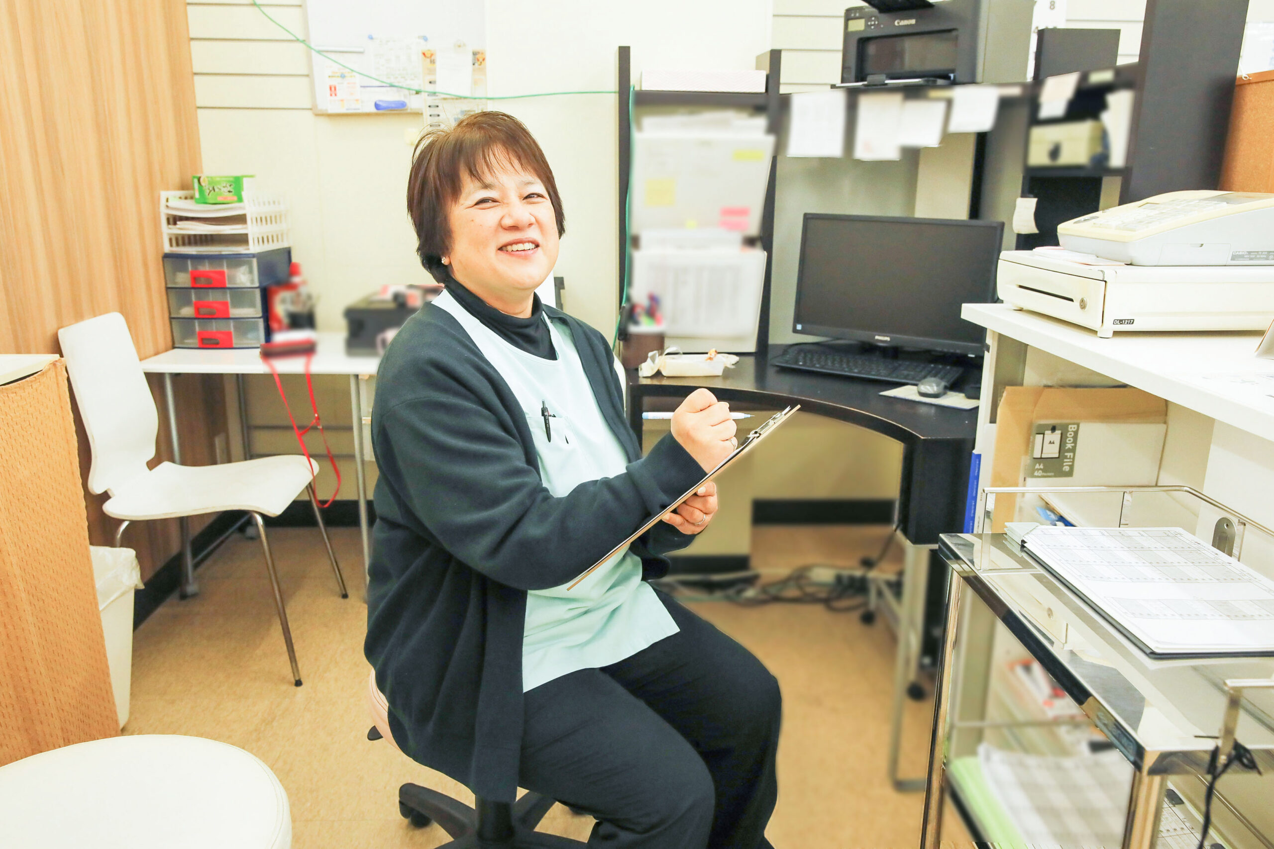 椅子に座る山田さん
