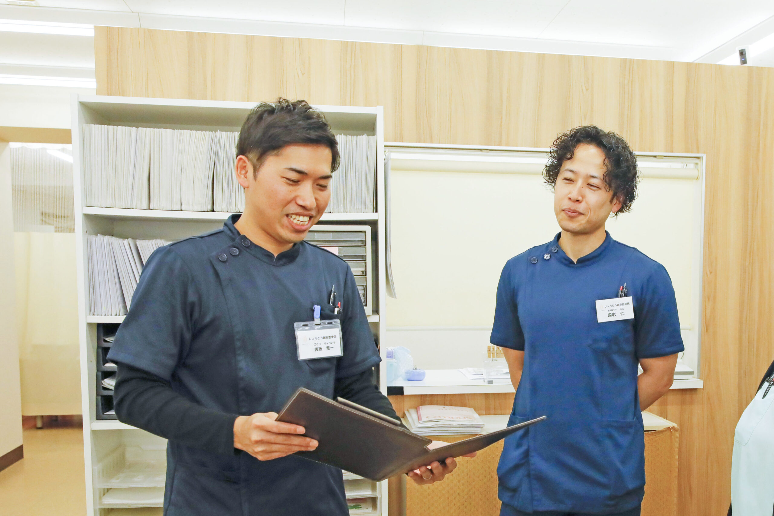 森岩さんと笑顔で冊子を手に持つ後藤さん