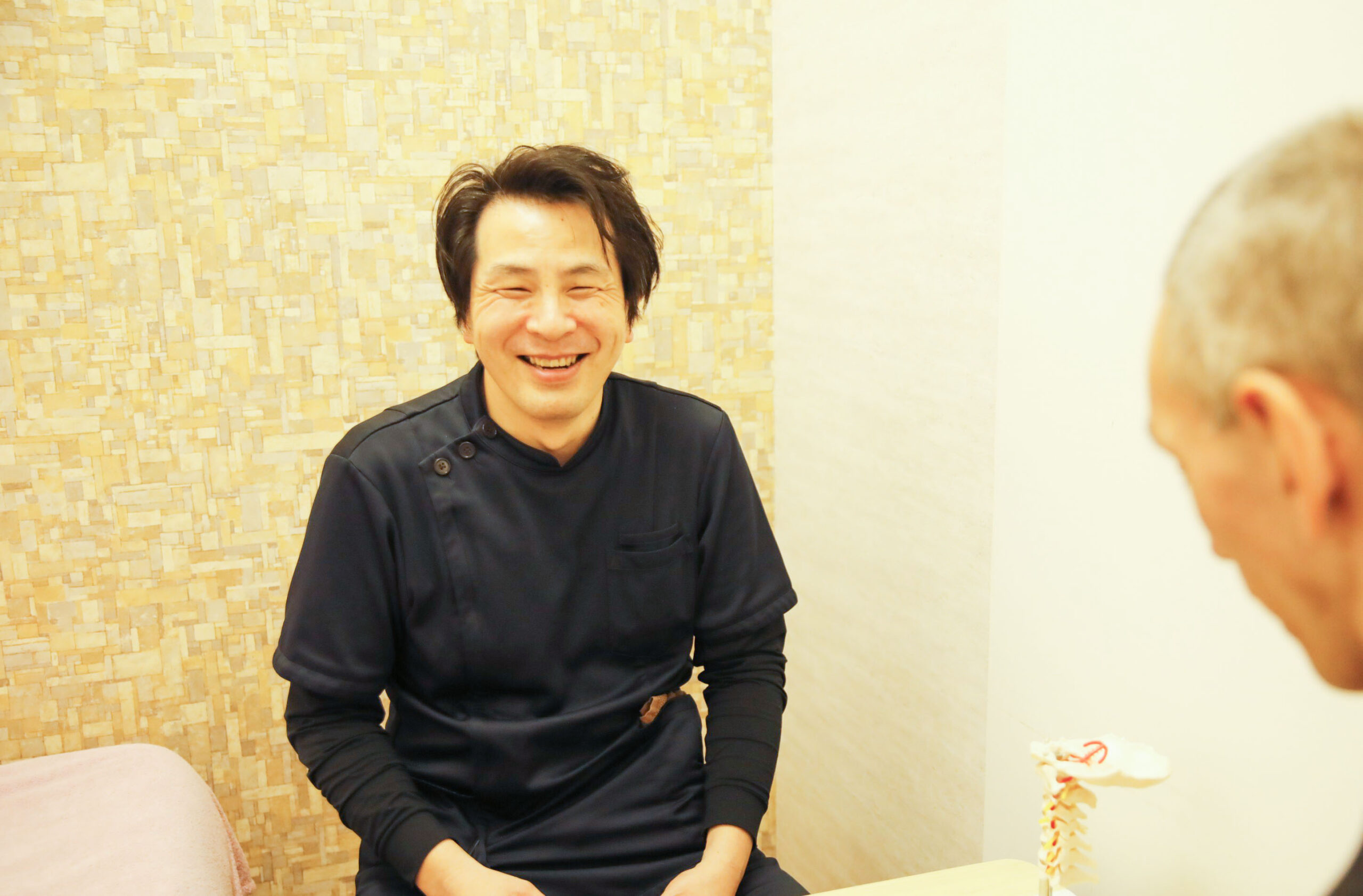 笑顔で話す占部さん