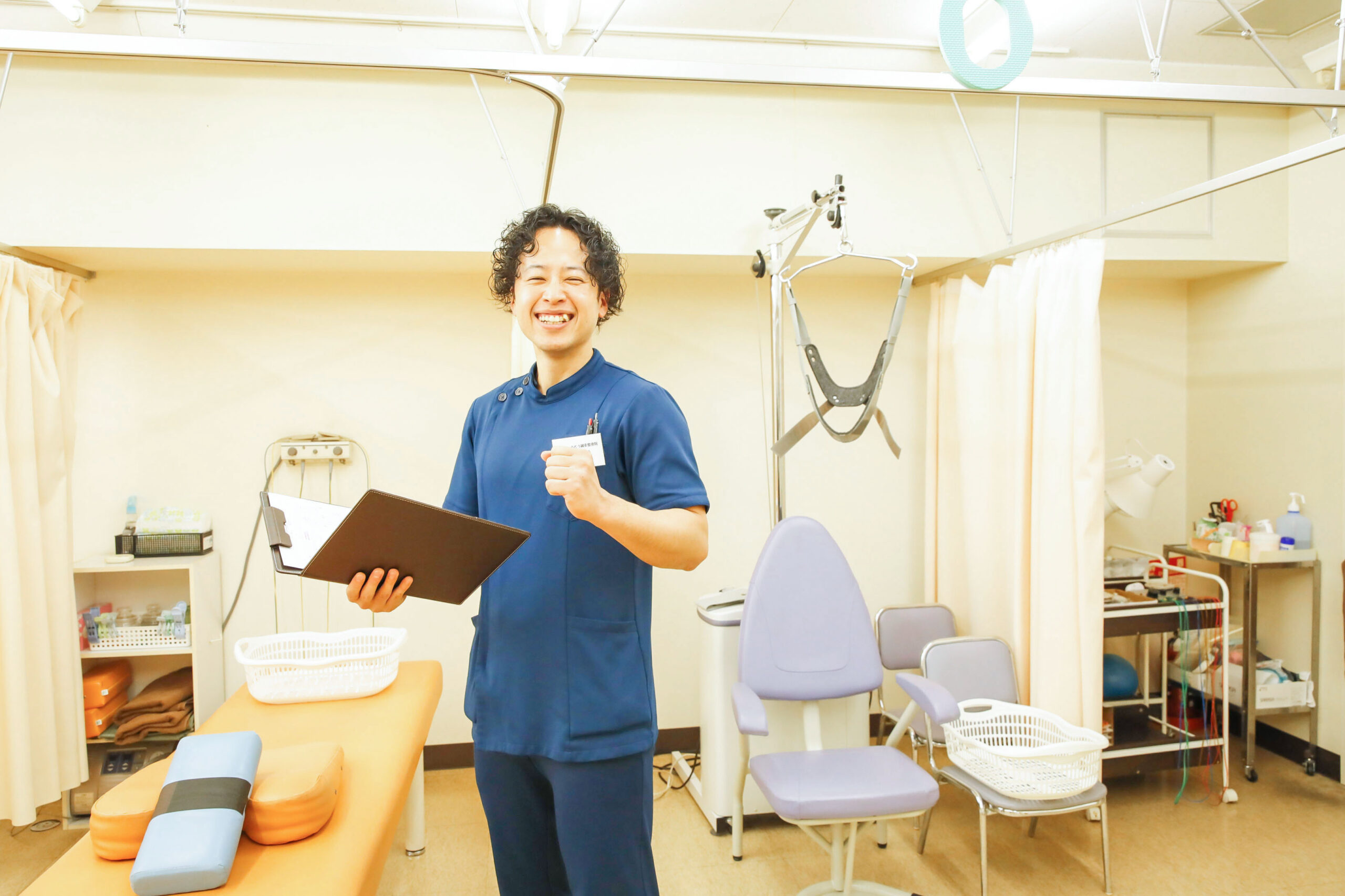 クリップボードを手に持つ森岩さん