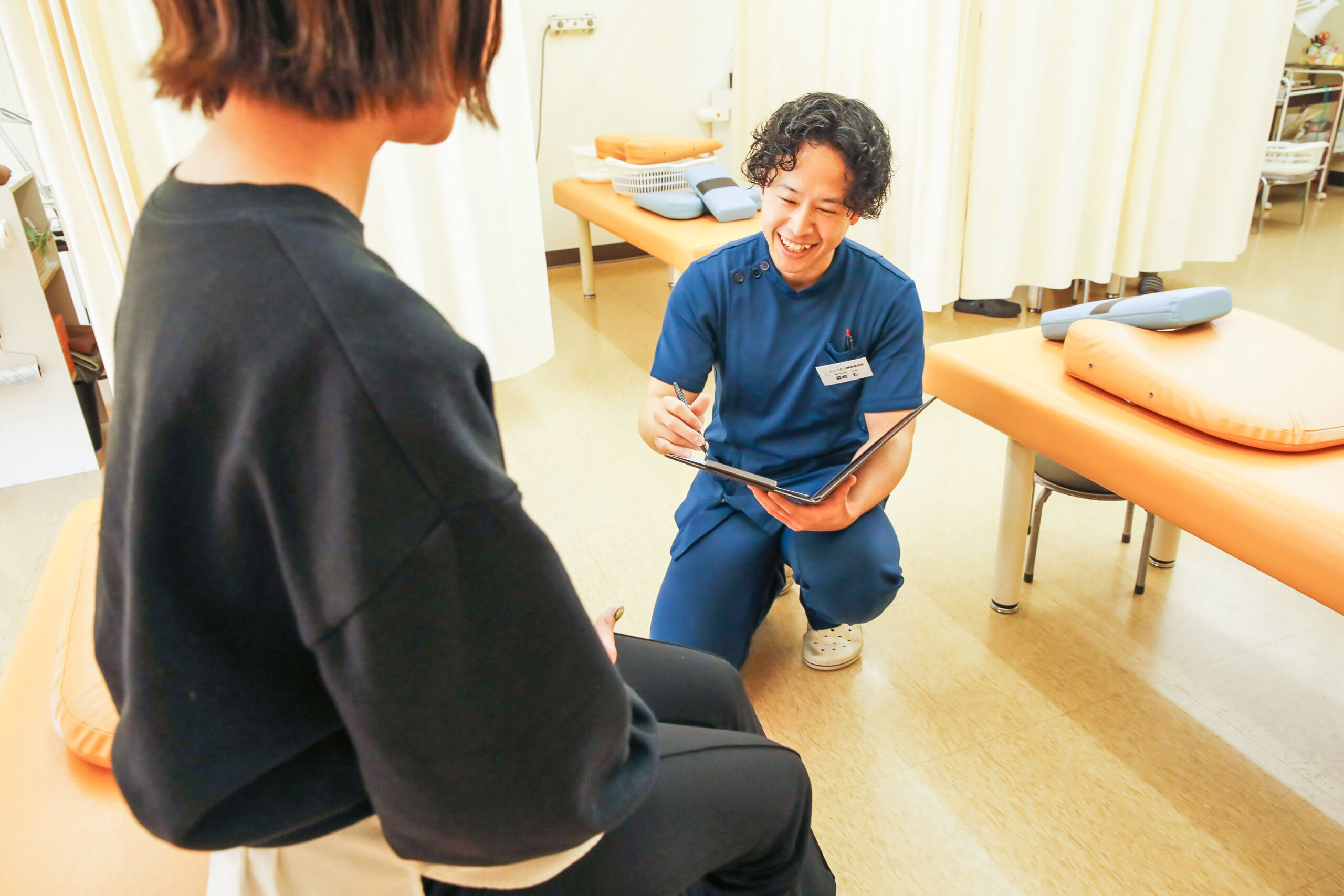 聞き取りを行う森岩さん